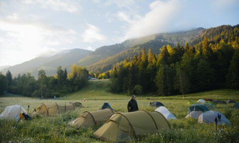 Fjällräven Camp mit Zelten beim Sonnenaufgang